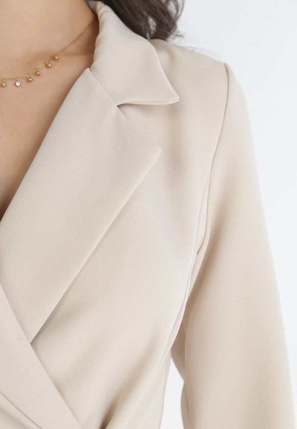 Born2be - Jasnobeżowa Sukienka Ionitheme. Okazja: do pracy, na spotkanie biznesowe. Typ kołnierza: dekolt w serek. Kolor: beżowy. Styl: klasyczny, biznesowy, elegancki