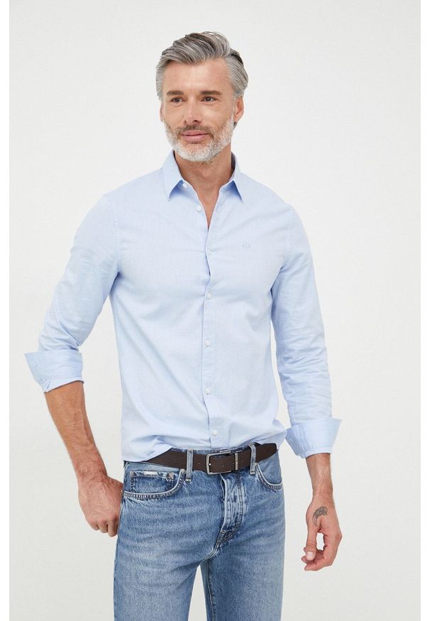 Armani Exchange koszula bawełniana męska slim z kołnierzykiem klasycznym. Typ kołnierza: kołnierzyk klasyczny. Kolor: niebieski. Materiał: bawełna. Styl: klasyczny
