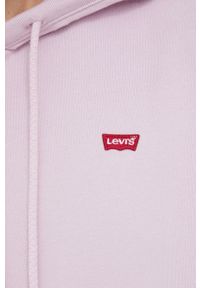 Levi's® - Levi's Bluza bawełniana damska kolor fioletowy z kapturem z aplikacją. Okazja: na spotkanie biznesowe, na co dzień. Typ kołnierza: kaptur. Kolor: fioletowy. Materiał: bawełna. Długość rękawa: długi rękaw. Długość: długie. Wzór: aplikacja. Styl: biznesowy, casual #5