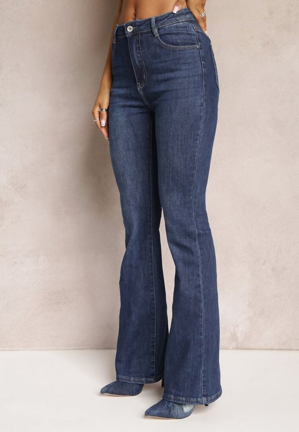 Renee - Granatowe Jeansy Dzwony z Regularnym Stanem Briris. Okazja: na co dzień, do pracy, na spotkanie biznesowe. Stan: podwyższony. Kolekcja: dla wysokich. Kolor: niebieski. Sezon: lato. Styl: casual, biznesowy, elegancki