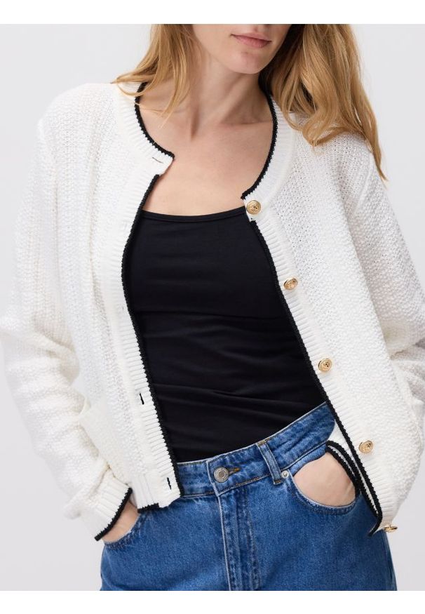 Reserved - Kardigan z kontrastowym wykończeniem - złamana biel. Materiał: dzianina, bawełna