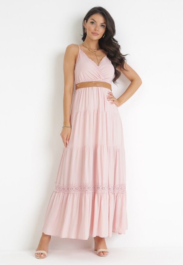 Born2be - Różowa Sukienka z Paskiem Maerea. Typ kołnierza: dekolt kopertowy. Kolor: różowy. Wzór: gładki. Typ sukienki: kopertowe, rozkloszowane. Materiał: koronka. Długość rękawa: na ramiączkach. Sezon: lato. Styl: boho. Długość: maxi