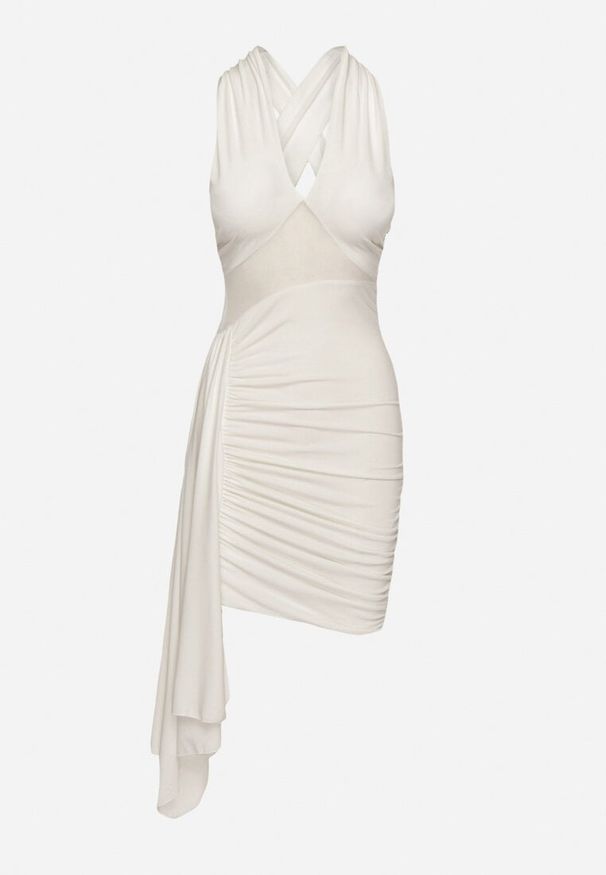 Born2be - Biała Dopasowana Sukienka z Marszczeniem Trenem i Siateczkową Wstawką Norinea. Kolor: biały. Materiał: tkanina. Styl: klasyczny