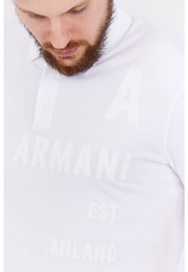 Armani Exchange - ARMANI EXCHANGE Biała koszulka polo z nadrukiem. Typ kołnierza: polo. Kolor: biały. Materiał: bawełna. Wzór: nadruk