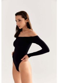 Saint Body body kolor czarny gładka. Typ kołnierza: dekolt hiszpanka. Kolor: czarny. Materiał: materiał, dzianina. Długość rękawa: długi rękaw. Długość: długie. Wzór: gładki #4