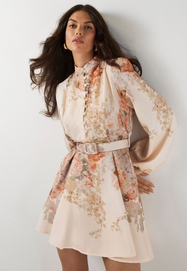 Born2be - Beżowa Kwiatowa Rozkloszowana Sukienka Ozdobiona Paskiem Nolavia. Okazja: na co dzień, na spacer. Typ kołnierza: kołnierzyk stójkowy. Kolor: beżowy. Długość rękawa: długi rękaw. Wzór: kwiaty, aplikacja. Typ sukienki: proste. Styl: casual, klasyczny, elegancki