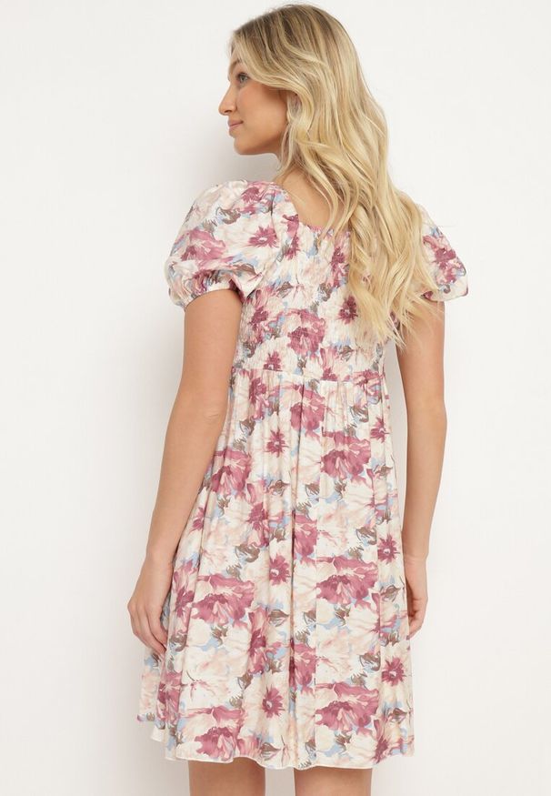 Born2be - Różowa Sukienka z Bufiastymi Rękawami i Wiązaniem przy Dekolcie z Gumką na Plecach Vikninna. Okazja: na co dzień, na randkę. Kolor: różowy. Materiał: jeans. Wzór: kwiaty, aplikacja. Sezon: lato. Styl: casual