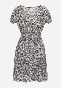 Renee - Czarno-Biała Sukienka z Bawełny w Kwiatki z Elastyczną Gumką w Pasie i Krótkimi Rękawami Nahone. Typ kołnierza: dekolt w kształcie V. Kolor: niebieski. Materiał: bawełna. Długość rękawa: krótki rękaw. Wzór: kwiaty. Sezon: lato. Typ sukienki: rozkloszowane #6