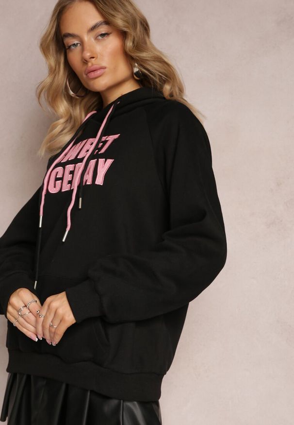 Renee - Czarna Bluza o Fasonie Kangurki Ozdobiona Napisem Taron. Kolor: czarny. Materiał: dzianina. Wzór: napisy, aplikacja. Sezon: zima