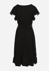 Born2be - Czarna Kopertowa Sukienka z Asymetrycznym Dołem Ozdobiona Falbanką z Paskiem w Talii Snidia. Okazja: na spacer, na co dzień. Kolor: czarny. Wzór: aplikacja. Sezon: lato. Typ sukienki: kopertowe, asymetryczne. Styl: casual, elegancki, klasyczny #3