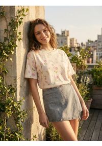 Sinsay - Bawełniana koszulka z motywem kwiatowym - wielobarwny. Materiał: bawełna. Wzór: kwiaty