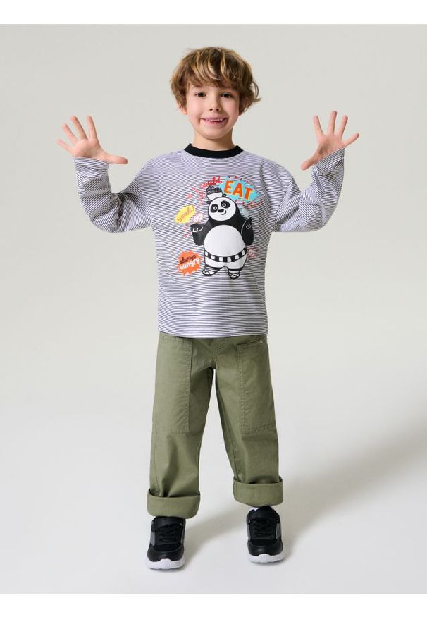 Sinsay - Koszulka z długimi rękawami Kung Fu Panda - biały. Kolor: biały. Materiał: bawełna. Długość rękawa: długi rękaw. Długość: długie. Wzór: motyw z bajki