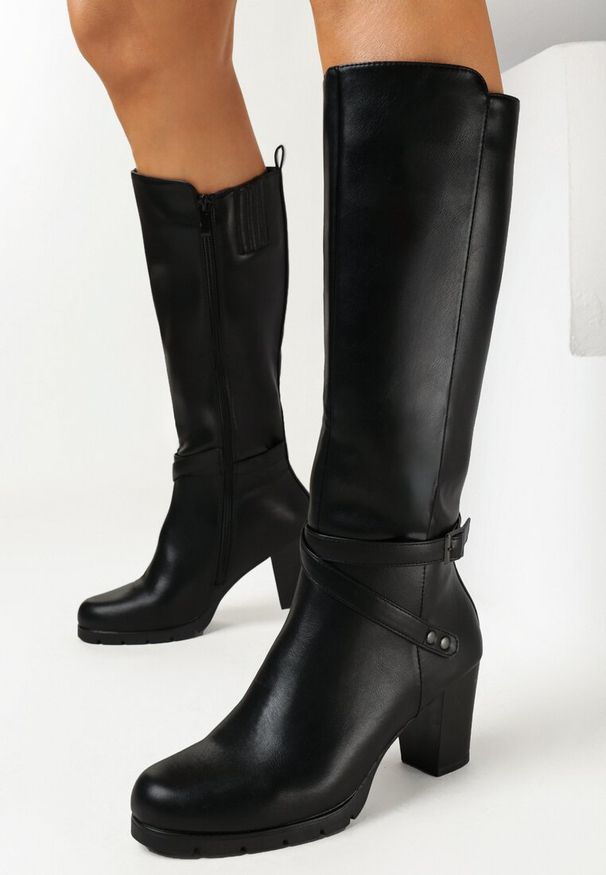 Born2be - Czarne Kozaki Oficerki na Obcasie z Ozdobnym Paskiem Ruhte. Nosek buta: okrągły. Zapięcie: pasek. Kolor: czarny. Materiał: materiał. Sezon: zima, jesień. Obcas: na obcasie. Styl: klasyczny. Wysokość obcasa: średni