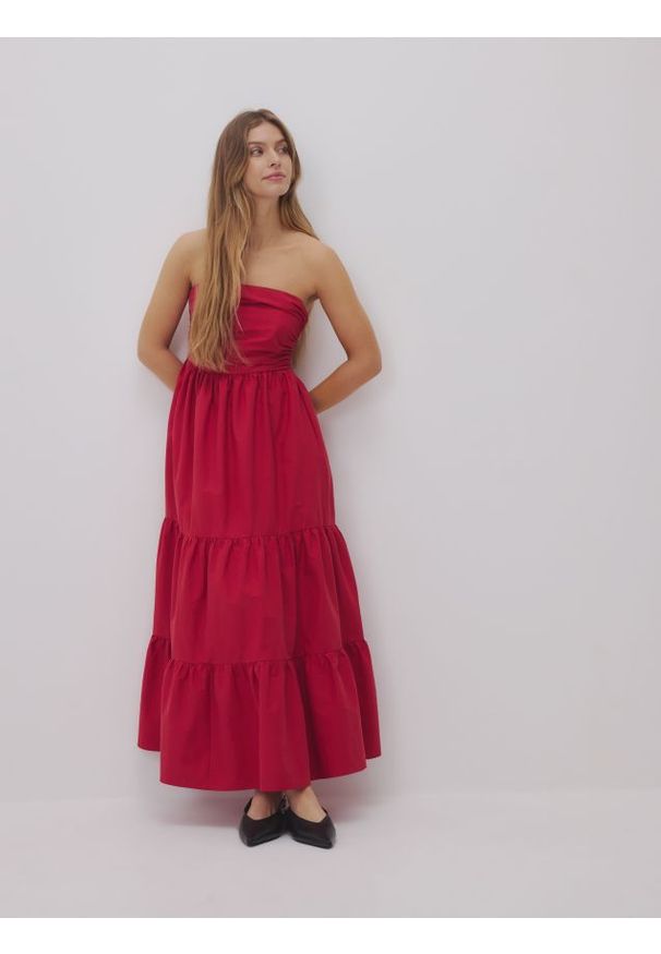 Reserved - Sukienka maxi z falbanami - czerwony. Kolor: czerwony. Materiał: tkanina, bawełna. Długość: maxi