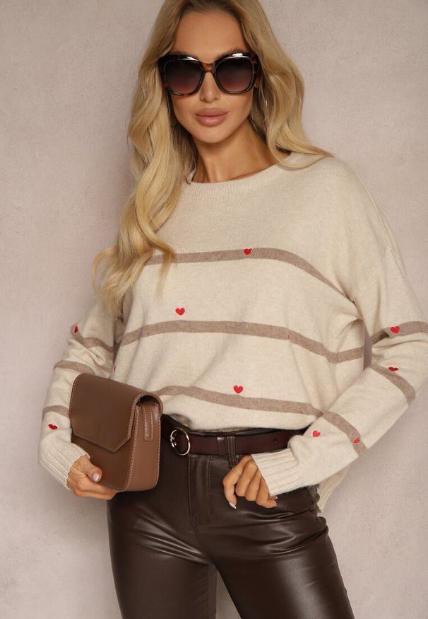 Renee - Beżowy Sweter w Paski Ozdobiony Haftowanymi Sercami Nerissea. Okazja: na co dzień. Kolor: beżowy. Wzór: haft, paski, aplikacja. Styl: klasyczny, casual