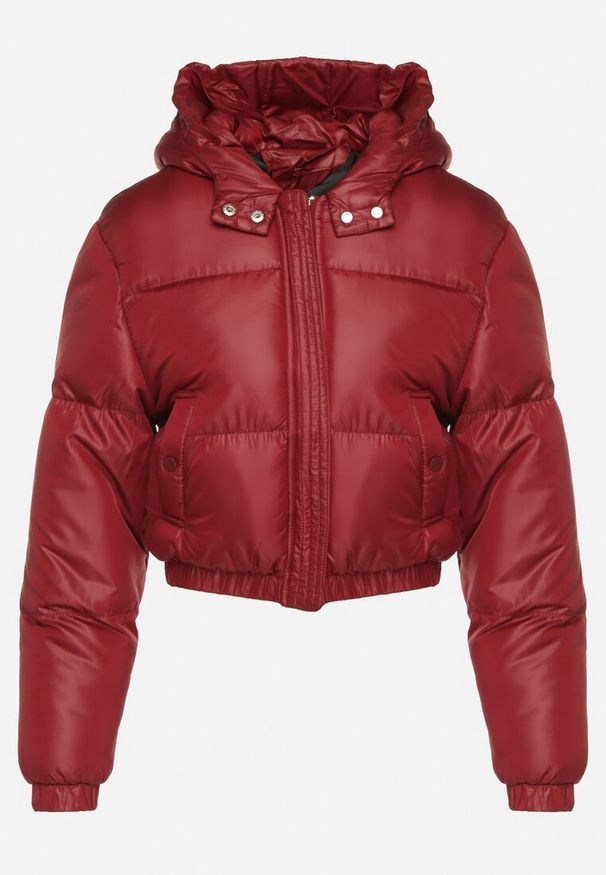 Born2be - Bordowa Kurtka Pikowana o Krótkim Fasonie z Kapturem Tinthella. Okazja: na spacer, na co dzień. Typ kołnierza: kaptur. Kolor: czerwony. Materiał: jeans. Długość: krótkie. Wzór: aplikacja. Styl: casual, elegancki