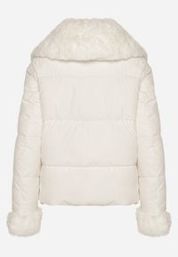 Born2be - Biała Pikowana Kurtka z Szerokim Kołnierzem z Futerkiem Galerra. Okazja: na co dzień, na spacer. Kolor: biały. Materiał: futro. Sezon: zima. Styl: casual, elegancki #6