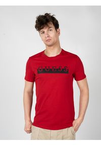 Guess T-Shirt "Lumy" | X2RI07KAK91 | Mężczyzna | Czerwony. Okazja: na co dzień. Kolor: czerwony. Materiał: bawełna. Wzór: nadruk. Styl: casual, klasyczny, elegancki