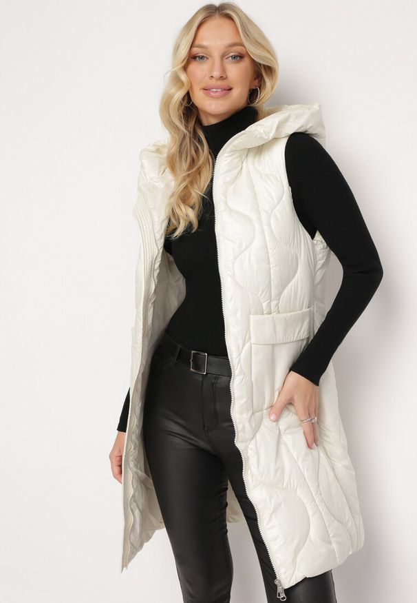 Born2be - Jasnobeżowa Pikowana Kamizelka z Kapturem i Kieszeniami Kress. Typ kołnierza: kaptur. Kolor: beżowy