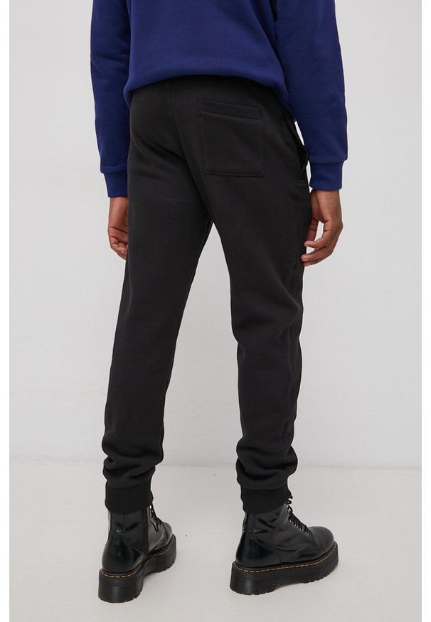 Superdry Spodnie męskie kolor czarny gładkie. Kolor: czarny. Materiał: bawełna, materiał. Wzór: gładki