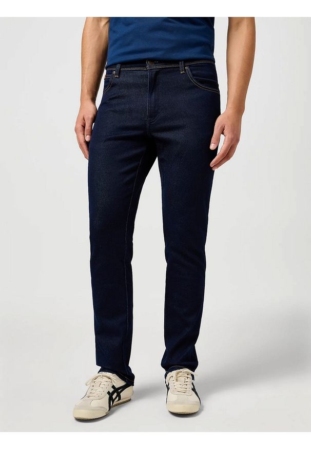 Wrangler - MESKIE SPODNIE WRANGLER TEXAS SLIM MOONLIGHT RINSE 112362474. Okazja: do pracy. Sezon: lato. Styl: elegancki, klasyczny