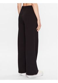 Calvin Klein Jeans Spodnie dresowe J20J221296 Czarny Relaxed Fit. Kolor: czarny. Materiał: dresówka, syntetyk, bawełna