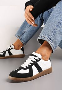 Renee - Czarno-Białe Sznurowane Sneakersy na Brązowej Podeszwie z Przeszyciami Assetnima. Kolor: czarny