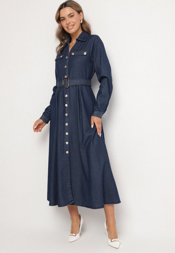 Born2be - Granatowa Koszulowa Sukienka z Wiskozy z Bawełną i Paskiem Halonisea. Okazja: na co dzień. Kolor: niebieski. Materiał: bawełna, wiskoza. Typ sukienki: koszulowe. Styl: klasyczny, casual, elegancki