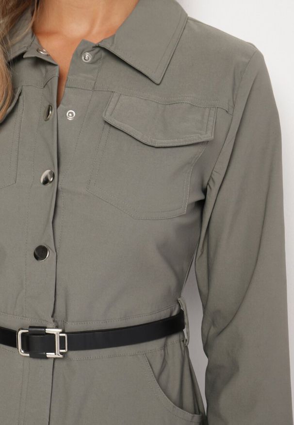 Born2be - Ciemnoszara Sukienka o Koszulowym Kroju z Dodatkowym Paskiem i Rozcięciami u Dołu Arinnis. Okazja: na co dzień, na spacer. Kolor: szary. Długość rękawa: długi rękaw. Typ sukienki: koszulowe. Styl: klasyczny, casual