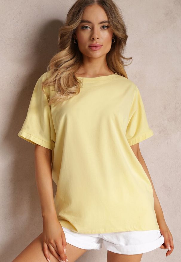 Renee - Żółty Bawełniany T-shirt Oversize z Krótkim Rękawem i Dłuższym Tyłem Zanimara. Kolor: żółty. Materiał: bawełna. Długość rękawa: krótki rękaw. Długość: krótkie
