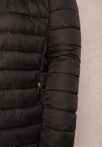Renee - Czarna Kurtka Pikowana Jyva. Kolekcja: plus size. Kolor: czarny. Materiał: materiał, tkanina. Długość rękawa: długi rękaw. Długość: długie. Sezon: zima, jesień