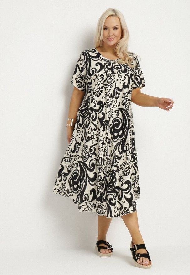 Born2be - Czarna Rozkloszowana Sukienka z Wiskozy z Geometrycznym Wzorem Emisova. Okazja: na co dzień. Kolor: czarny. Materiał: wiskoza. Długość rękawa: krótki rękaw. Wzór: geometria. Styl: casual, elegancki