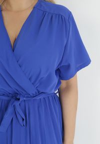 Born2be - Niebieska Sukienka z Kopertowym Dekoltem Wiązanym Paskiem i Gumką w Pasie Vung. Kolor: niebieski. Materiał: materiał. Typ sukienki: kopertowe. Długość: mini #3