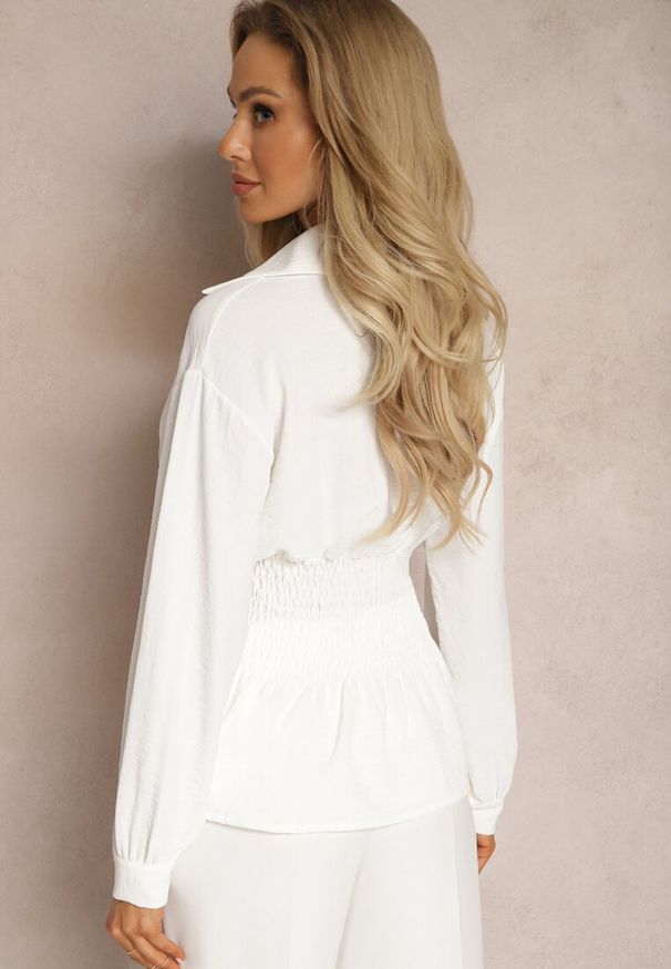 Renee - Biała Koszula z Marszczoną Talią i Ozdobnymi Guzikami Dapnelli. Kolor: biały