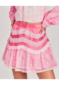 LOVE SHACK FANCY - Mini spódnica z falbankami Felice. Kolor: różowy, wielokolorowy, fioletowy. Materiał: koronka, bawełna, tkanina. Wzór: haft, aplikacja, koronka