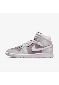 Nike Air Jordan 1 Mid Photon Dust Atmosphere Sneakersy damskie. Okazja: na co dzień. Kolor: szary. Materiał: guma, skóra. Szerokość cholewki: normalna. Model: Nike Air Jordan