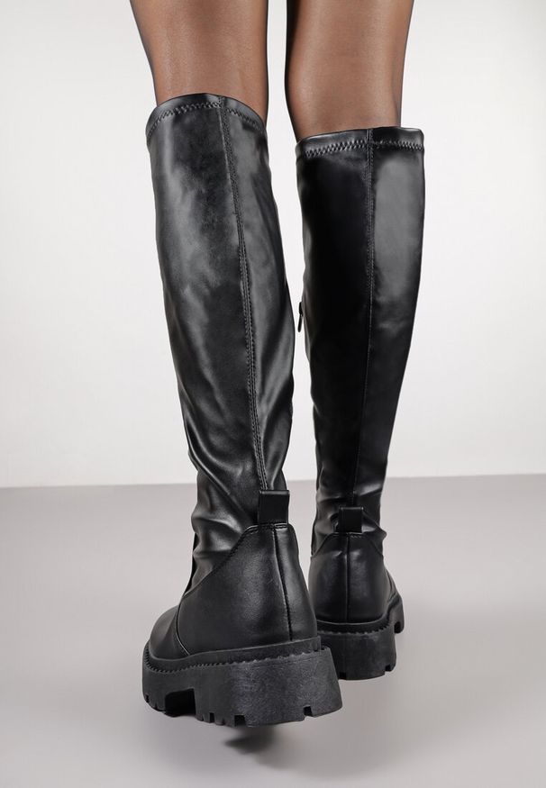 Renee - Czarne Kozaki Vices z Przylegającą Cholewką w Klasycznym Stylu Olexina. Okazja: na randkę, na co dzień. Kolor: czarny. Materiał: skóra, jeans. Szerokość cholewki: normalna. Styl: klasyczny