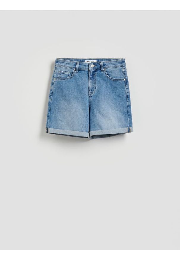 Reserved - Jeansowe szorty z podwiniętą nogawką - niebieski. Kolor: niebieski. Materiał: jeans