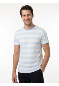 Lekki i Przewiewny T-Shirt Męski - Brave Soul - Błękitna w Paski. Okazja: na co dzień. Kolor: niebieski. Materiał: bawełna. Wzór: prążki, paski. Sezon: lato, wiosna. Styl: casual #3