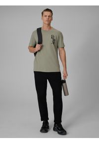 4f - 4F T-shirt regular z nadrukiem męski - khaki L. Okazja: na spacer, na co dzień. Kolor: oliwkowy, brązowy, wielokolorowy. Materiał: dzianina, bawełna. Wzór: nadruk. Styl: casual #2