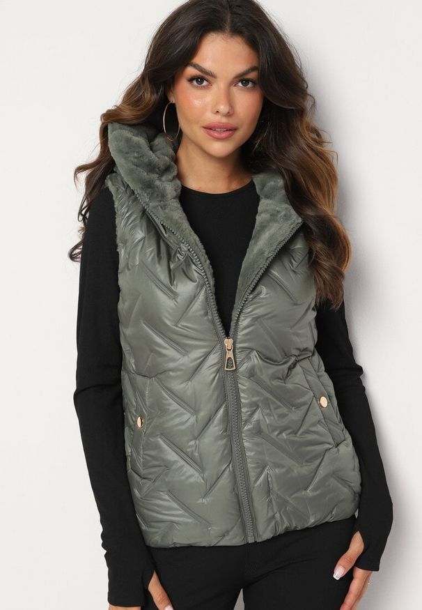 Born2be - Ciemnozielona Pikowana Kamizelka ze Sztucznym Futerkiem na Suwak Timitha. Okazja: na co dzień. Kolor: zielony. Materiał: futro. Wzór: aplikacja. Sezon: jesień. Styl: casual, sportowy, klasyczny