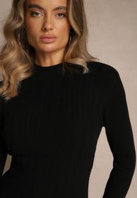 Renee - Czarny Golf z Tłoczonym Wzorem Ralinnea. Okazja: na co dzień. Typ kołnierza: golf. Kolor: czarny. Styl: casual, klasyczny #3