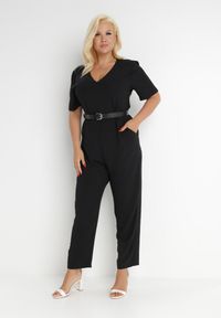 Born2be - Czarny Kombinezon Panomeda. Kolekcja: plus size. Kolor: czarny. Materiał: tkanina. Długość rękawa: krótki rękaw. Długość: krótkie. Wzór: gładki, jednolity, kolorowy. Styl: klasyczny #3