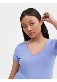 4f - T-shirt regular gładki damski. Typ kołnierza: dekolt w serek. Kolor: fioletowy. Materiał: bawełna, elastan. Wzór: gładki