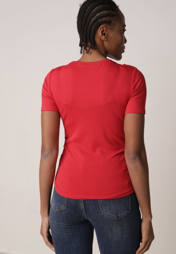 Born2be - Czerwony Prążkowany T-shirt Ozdobiony po Bokach Marszczeniem Nedisa. Okazja: na co dzień. Kolor: czerwony. Materiał: prążkowany. Wzór: aplikacja. Styl: casual