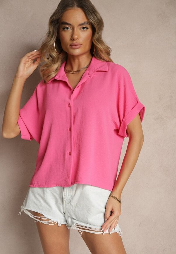 Renee - Fuksjowa Koszula o Kroju Oversize Natressa. Okazja: na co dzień, na spotkanie biznesowe. Typ kołnierza: kołnierzyk klasyczny. Kolor: różowy. Materiał: jeans. Wzór: aplikacja. Styl: biznesowy, casual, klasyczny
