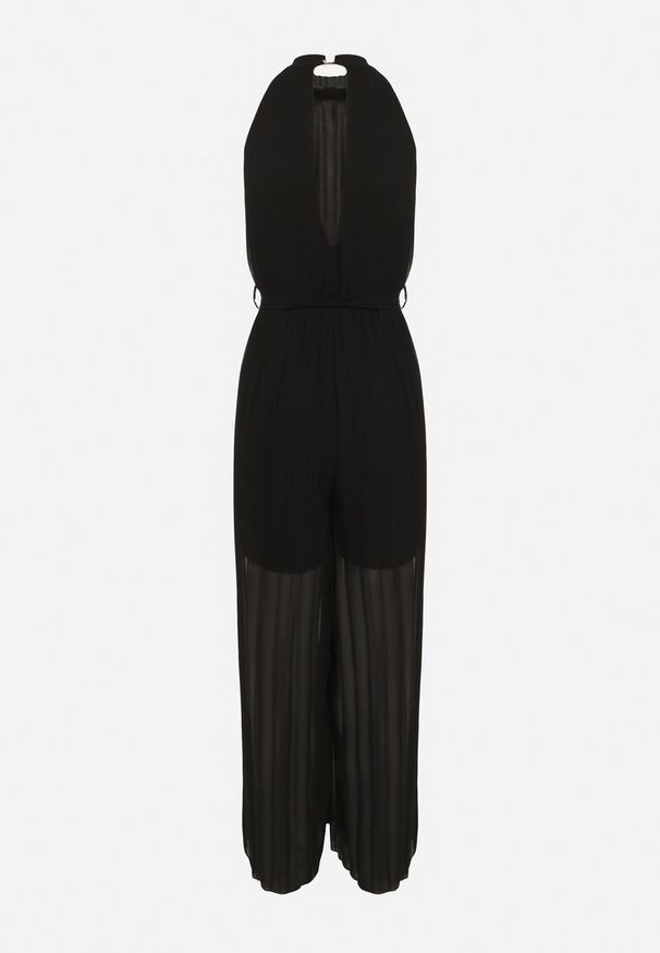 Born2be - Czarny Taliowany Kombinezon z Dekoltem Typu Halter z Gumką w Pasie i Materiałowym Paskiem Xolefia. Okazja: na co dzień, na imprezę. Kolor: czarny. Materiał: materiał. Styl: casual, elegancki