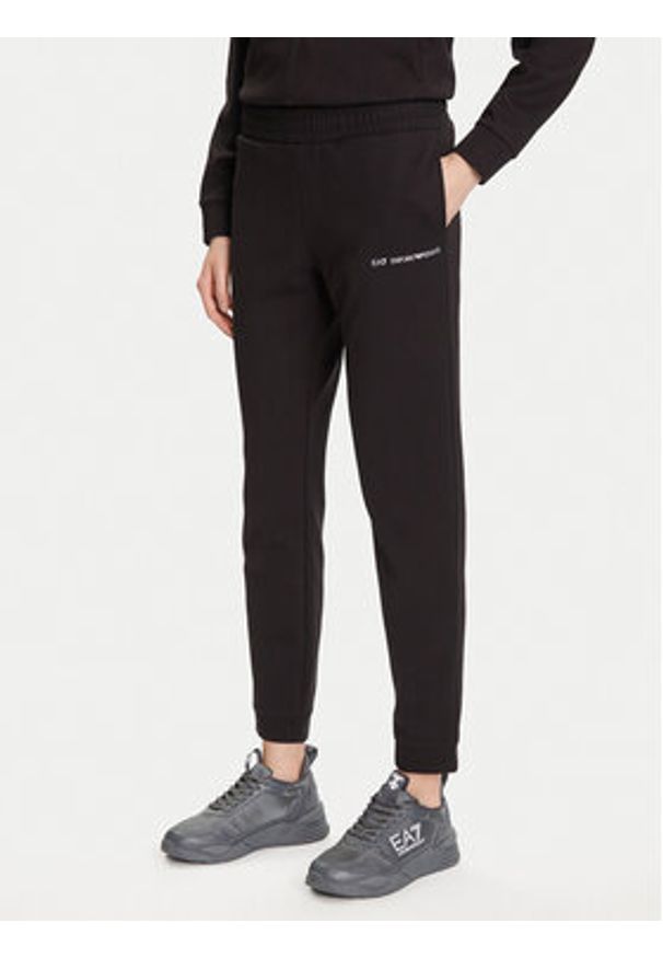EA7 Emporio Armani Dres 7W000802 AF10443 UC001 Czarny Regular Fit. Kolor: czarny. Materiał: syntetyk