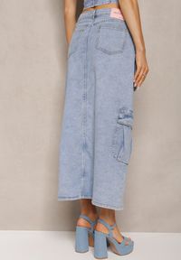 Renee - Niebieska Jeansowa Spódnica Regular Waist z Kieszeniami z Napami i Rozcięciem Alicella. Kolor: niebieski. Materiał: jeans. Styl: elegancki, klasyczny #4