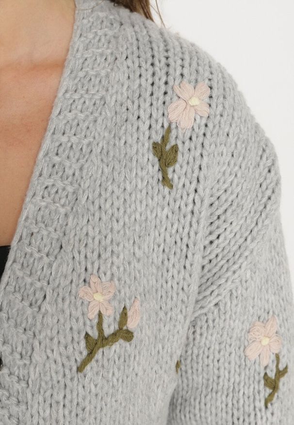 Born2be - Szary Kardigan w Kwiatowy Wzór Zapinany na Ozdobną Agrafkę Patinita. Okazja: na co dzień. Kolor: szary. Materiał: jeans. Długość: długie. Wzór: kwiaty. Styl: casual, elegancki